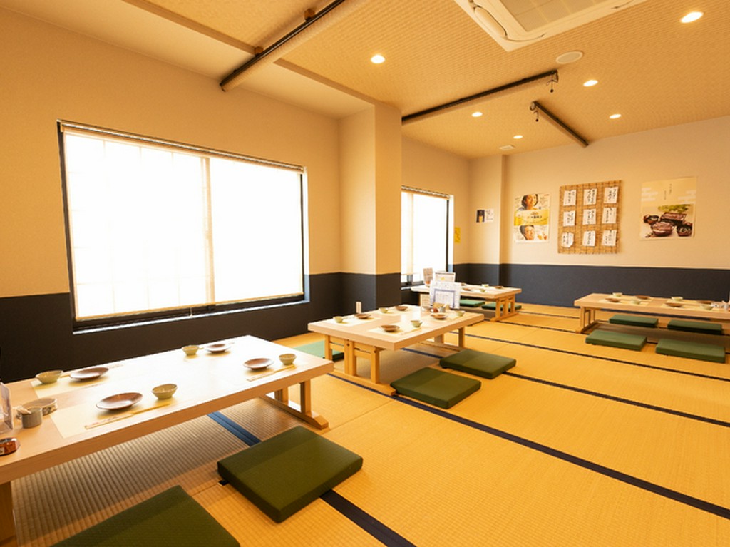 ゆったりと寛げる座敷席。家族や友人との食事に最適