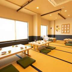 ゆったりと寛げる座敷席。家族や友人との食事に最適