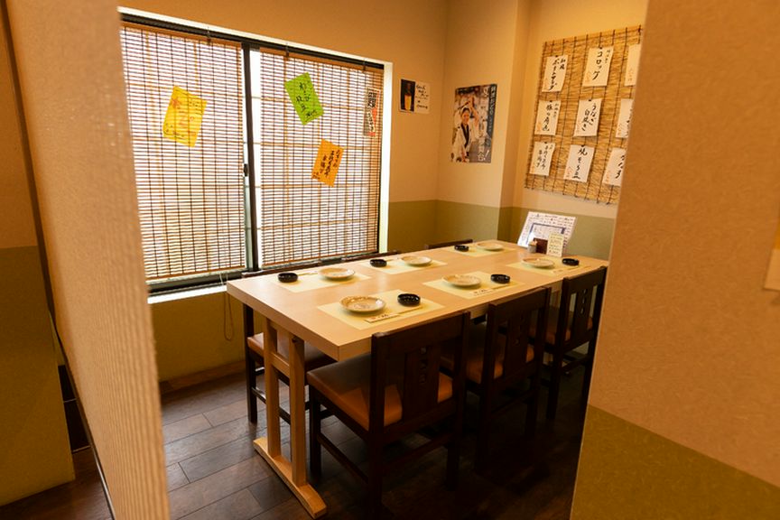 周りを気にせず会話ができる半個室。ゲスト好みの料理にも対応