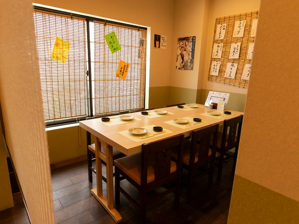 周りを気にせず会話ができる半個室。ゲスト好みの料理にも対応