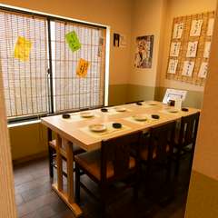 周りを気にせず会話ができる半個室。ゲスト好みの料理にも対応