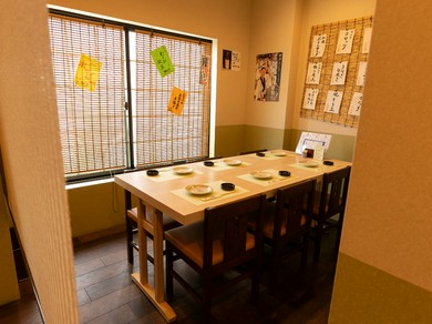 周りを気にせず会話ができる半個室。ゲスト好みの料理にも対応