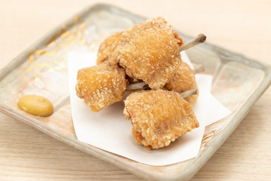 溢れる肉汁がたまらない! グラス片手につまみやすい『特製手羽揚げ』