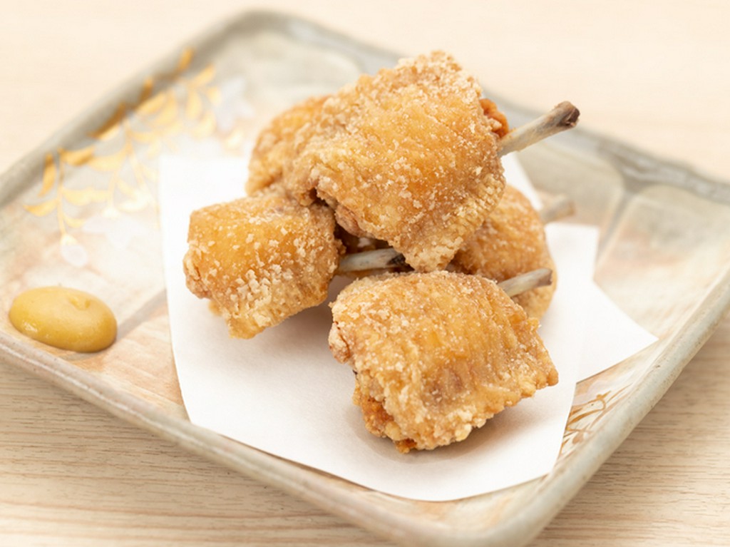 溢れる肉汁がたまらない！　グラス片手につまみやすい『特製手羽揚げ』