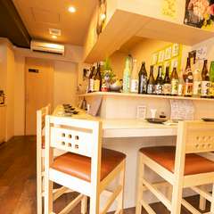 カウンター前に、酒瓶がずらり。珍しい日本酒や焼酎も揃う