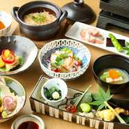 地物を中心とする旬食材で織りなす会席を多数ご用意。神戸牛会席、祝膳など、ニーズやシーンに応じた多様なコースが揃うのが特長で、五感が喜ぶ皿が次々と登場。お昼には写真の四季会席『漣（さざなみ）』が人気。