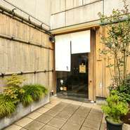 異人館通りのビルの1・2階に純和風の上質空間を設え。店内に一歩入ると、落ち着きと静寂の世界へ。本格和食の店でありながら、敷居が高くないのも魅力。地元の方はもとより、北野周辺の観光時にもおすすめです。