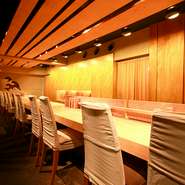 ゆったりくつろげるカウンター席があり、大人のデートやご夫妻での食事に人気。2019年春から、カウンター席限定の『夕凪』3000円のご提供を開始。料理５品＋ワンドリンクのコースで、美味＆お得です。