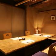 1階のカウンター席以外は、すべてお座敷個室。1階には趣の異なる3部屋があり、最大22名様に対応。2階の離れ個室4部屋は2～5名様向き。全室掘りごたつ式なので、幅広い年代の方が快適に過ごせます。