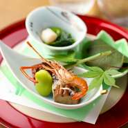 ゲスト・ホストともに高い満足感を得られる料理ともてなしが揃う店。ご予算やシーンに応じた会席コースが10種以上あるのも特長で、幅広いニーズに対応。大小の完全個室が揃い、プライベートな空間で憩えます。