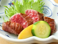 【波勢】の会席コースは、山海の幸に加え、お肉も充実。旬野菜をベースにつくる自家製ソースが、和牛の上品な風味を引き立て、日本料理店で味わう肉料理ならではの奥深さ。繊細な火入れ加減も絶妙です。