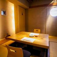 木や竹を用いた純和風の設え、優しい間接照明など、食事をゆったり楽しめる雰囲気も好評。2階の離れの個室は2名様からのご利用が可能です。茶室をイメージした化粧室など、隅々まで細やかな心配りが行き届きます。