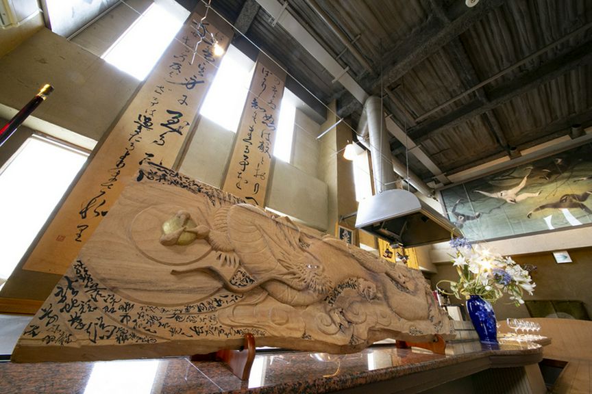 美術館かと見紛うほど、数多くの芸術作品を展示