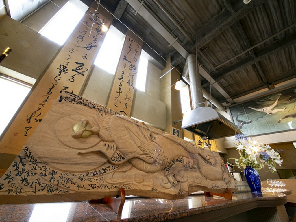 美術館かと見紛うほど、数多くの芸術作品を展示