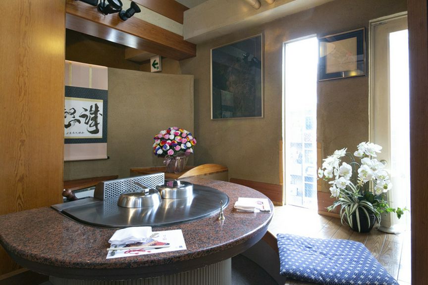 半円形の鉄板を設置した3個室。各部屋6名様まで収容可能