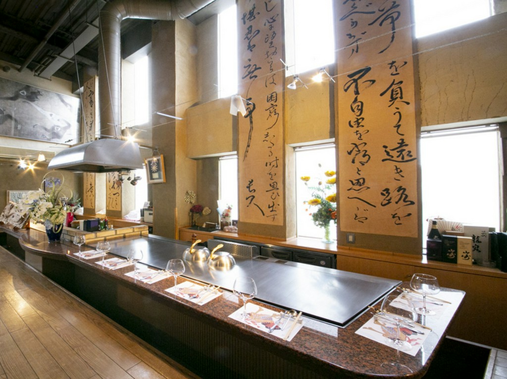 カウンターでの食事は、ふたりの距離を近づけてくれる