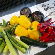 色彩豊かな京野菜は味も濃く、特選肉や鮑、伊勢海老などの食材に負けることなく味を際立たせてくれます。ソースにしても良し、そのまま使用しても良し。様々な使い方でゲストの目と舌を楽しませてくれます。