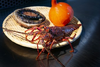 鉄板焼きに無くてはならないものの一つが、厳選された魚介類『活伊勢海老・活鮑』