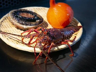 鉄板焼きに無くてはならないものの一つが、厳選された魚介類『活伊勢海老・活鮑』