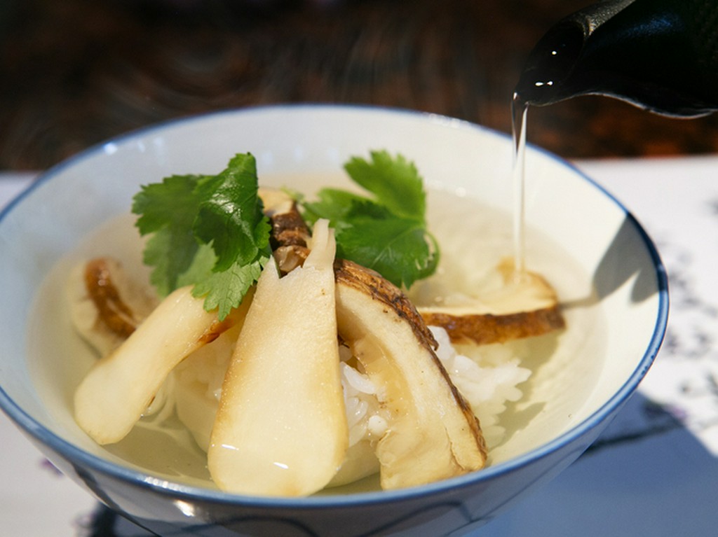 旬の食材を使うことで、薫りを味わい舌で愉しむことができる『松茸のお茶漬け』