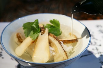 旬の食材を使うことで、薫りを味わい舌で愉しむことができる『松茸のお茶漬け』