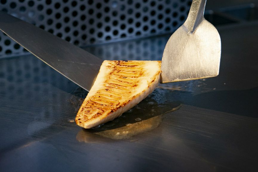 例えば、春には筍、初夏には松茸。魚介は活きにこだわる