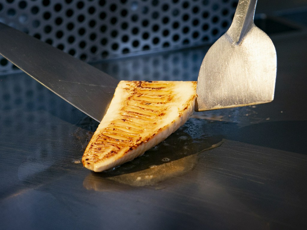 例えば、春には筍、初夏には松茸。魚介は活きにこだわる