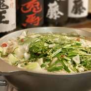 鶏がらの旨みが溶け出したスープはあっさりなのに後引く旨さあり。これに福岡から仕入れるホルモン、野菜をたっぷり入れてつくる鍋です。コラーゲンをはじめ栄養もしっかりとれる美味しくてヘルシーな人気メニュー。