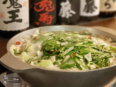 丸一日煮込んだ鶏がらスープに新鮮ホルモンでつくる『博多もつ鍋』