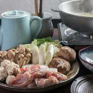 やわらかで脂も乗った福岡の「古処鶏」を使用。あっさり系の旨みたっぷりスープでいただく絶品鍋。要予約　