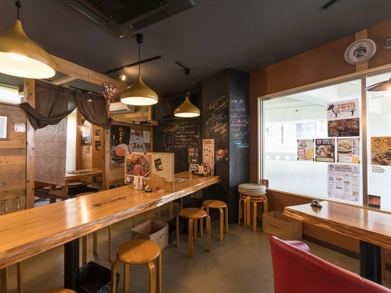 木の温もりに包まれて、おいしい肉を味わう至福の時間