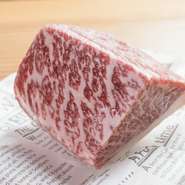 料理に使われている肉は、仙台牛を中心に、厳選されたA5ランクの黒毛和牛。部位は仕入れ状況によって異なり、ウチモモをメインに、バラ肉や上カルビなどが用意されます。