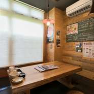木を基調とした店内は、ゆったりとくつろげる雰囲気。ファミリーでの団らんや、気の置けない同僚や友人との食事会はもちろん、カジュアルな接待などにも重宝します。