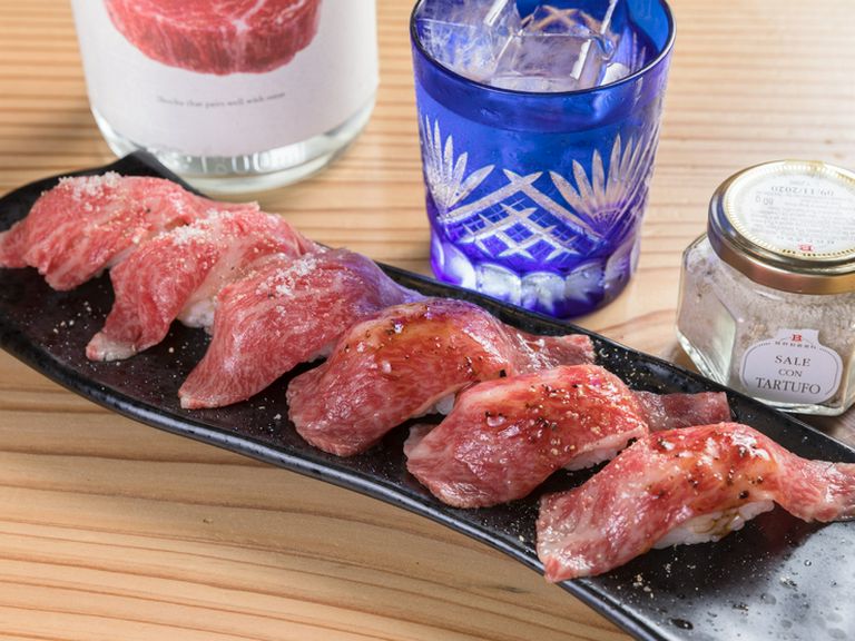 口の中に肉の旨みが広がる『和牛A5炙りにぎり6カン』