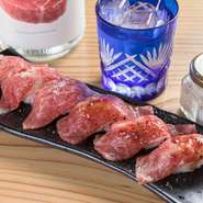 自家製トリュフ醤油とトリュフ塩で味わう、和牛のにぎり寿司。和牛A5のウチモモの片面をバーナーで炙って、提供してくれます。鮪のトロを食べているような、口の中でとろける食感がたまりません。