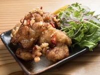 2種類のニンニクに2日間漬け込み寝かせたあと2度揚げした手間を惜しまないから揚げです。