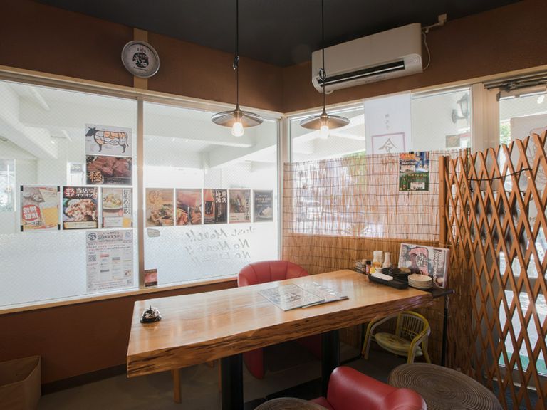 家族や友人たちと、楽しい時間を過ごせるアットホームな店内