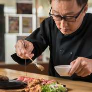 「和牛は高いというイメージありますが、当店ではリーズナブルな価格で提供しています」という浅瀬石氏。素材の持ち味を活かして丁寧に下処理をし、余った部位を『牛スジの煮込み』などで提供してくれます。