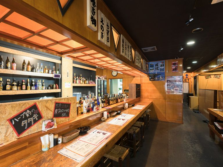 一人飲みが寂しい方は、カウンター席へどうぞどうぞ