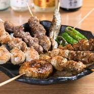 備長炭で焼き上げることで、食材の旨味を閉じ込めています。「盛合わせ」にすることで、肉、野菜、つくねなどがバランスよくいただけます。ひとつひとつの具材も大きめなので、食べ応えもバツグン！