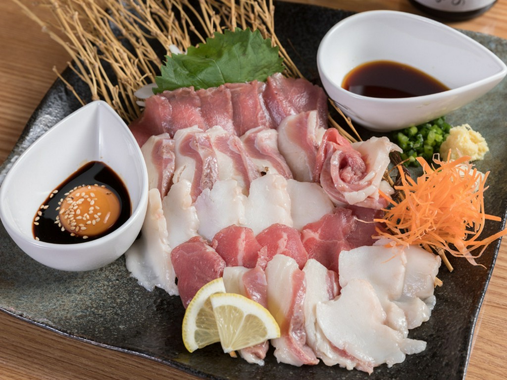 上赤身・たてがみ・ふたえごを一度に味わうことが出来る『馬刺し三種盛り』