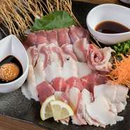 馬肉そのものを味わいたいなら「上赤身」を、「たてがみ」はクセがなくコリっとした食感が特徴、「ふたえご」は赤身と脂身の三層からなる希少部位となっています。部位ごとに違ったおいしさを楽しみましょう。