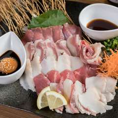 上赤身・たてがみ・ふたえごを一度に味わうことが出来る『馬刺し三種盛り』