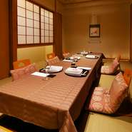 伝統の日本料理を味わいながら、和やかな会食はいかが。両家顔合わせや結納など、新たな人生の幸せな門出を願う祝い懐石も予約できます。鯛や鮑など、高級食材を取り入れた特別なコースも相談可能です。