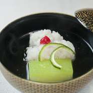 『柚子香る、鱧と冬瓜のお椀』など、“旬”を表現した『椀物』は、日本料理ならではの繊細な四季の移ろいを感じられる一品。熱々のお出汁でいただく、名料亭【吉兆】の伝統を受け継ぐ洗練された上品な味わいです。