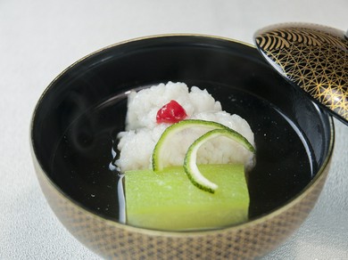 季節のわずかな変化も取り入れた『椀物』