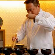 「松花堂弁当」の生みの親としても有名な祖父・湯木貞一の伝統を受け継ぐ店主。食材・出汁・器にこだわり、高級感あふれる洗練された空間を設え、日本らしい懐石料理で“最上級のおもてなし”を追求し続けています。
