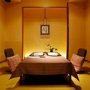 高級感ある洗練された空間で“和食の神髄”を堪能できる日本料理店。昼の席では、店主の祖父であり【吉兆】創業者の湯木貞一氏が考案した『松花堂弁当』、夜の席は階級に合わせた『コース』で上質な会食が叶います。