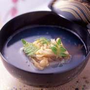 “旬”を表現した『椀物』は、日本料理ならではの繊細な四季の移ろいを感じられる逸品。熱々のお出汁でいただく、名料亭【吉兆】の伝統を受け継ぐ洗練された上品な味わいです。