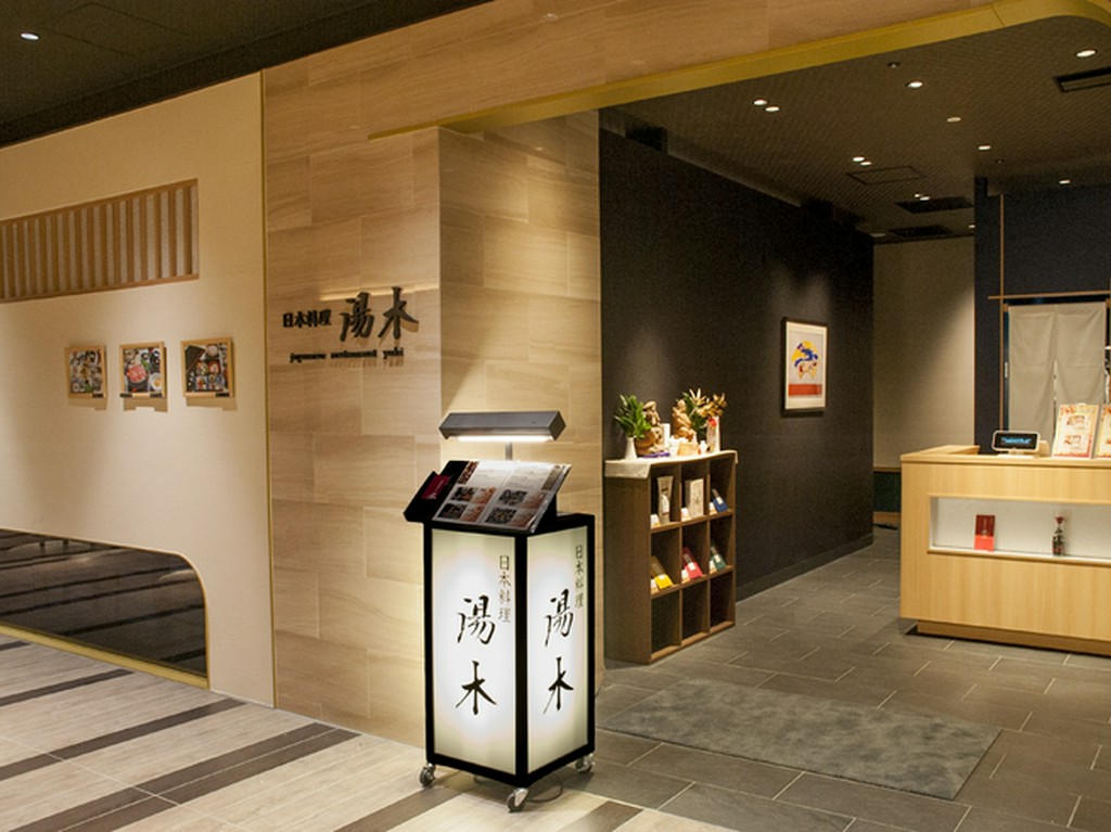 寛ぎの時間が流れる個室で、季節の変化を感じられる接待を